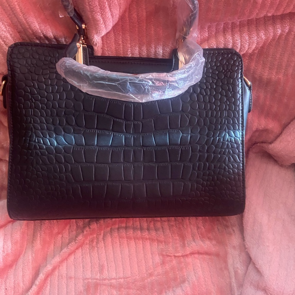 Elegant Black Crocodile-Embossed Women's Bag